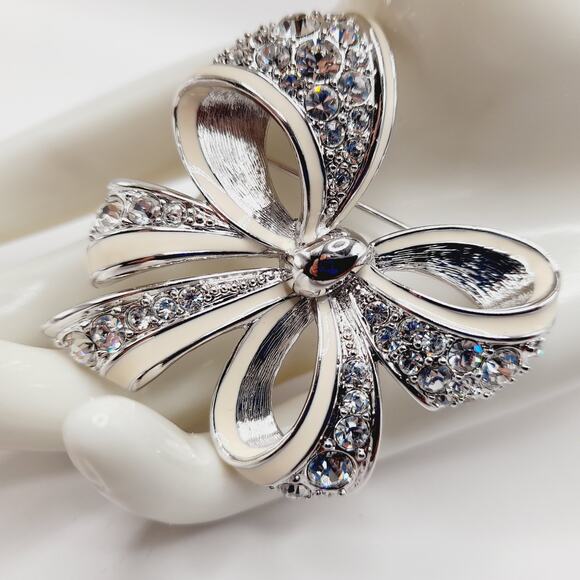 Vintage Nolan Miller Bow Brooch Rhodium Plated Clear Rhinestone White Enamel - Picture 4 of 11